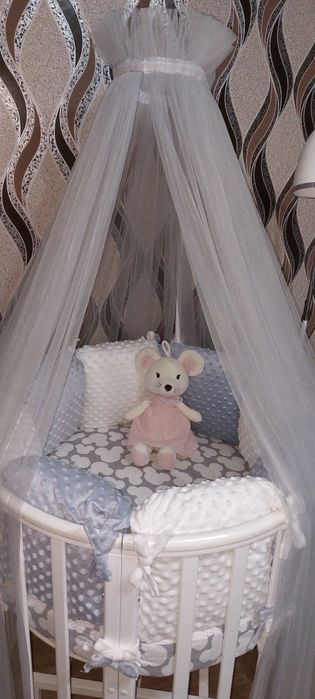 Кроватка-трансформер с бортиками и матрасом.