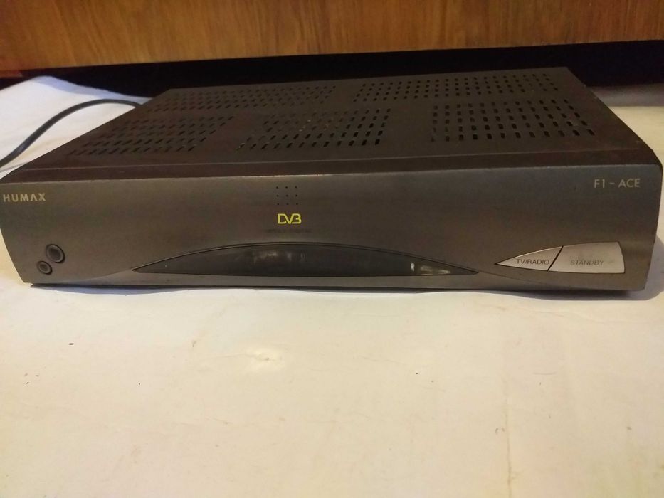 3 receiver/receptor satelit si cablu:STRONG 8106;‐HUMAX F1;Technisat