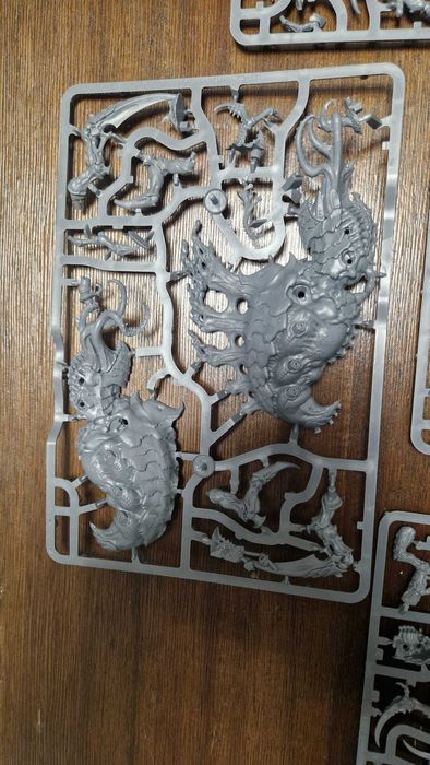Warhammer 40K Tyranids - 10th edition Starter Set Box - on sprue