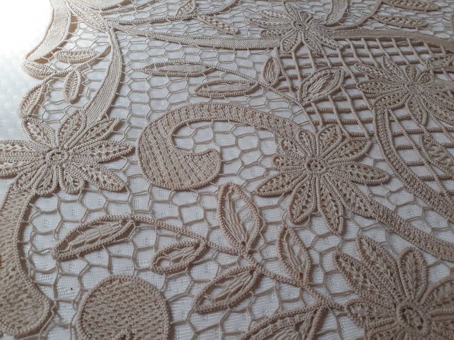 Fata de masa din macrame