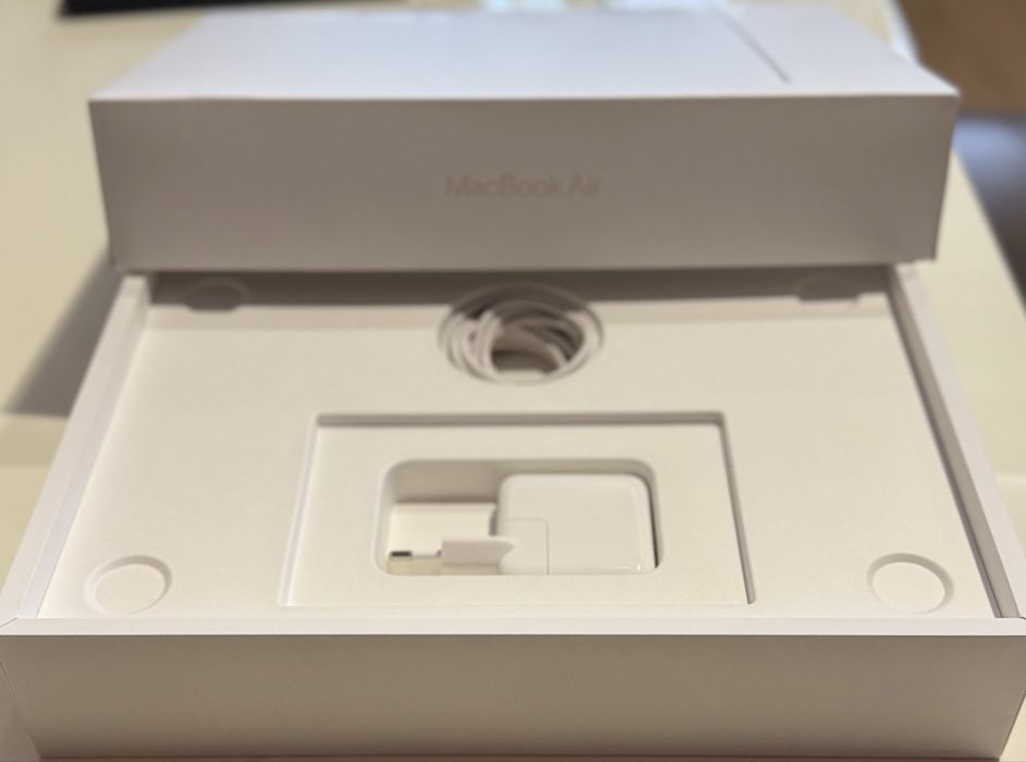 MacBook Air 13" с M2 чип | 8GB 256GB SSD с гаранция!