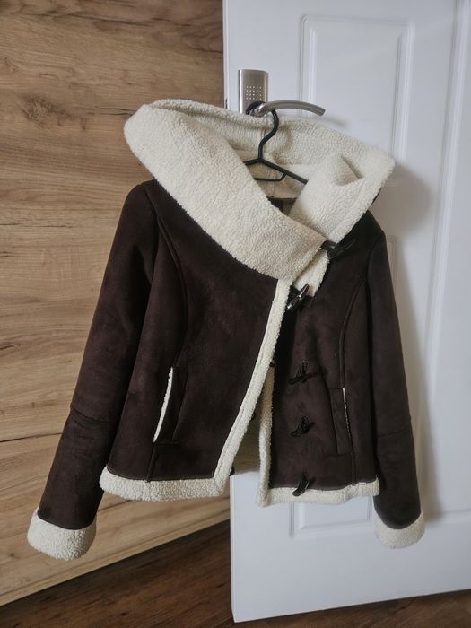 Късо палто в кафяво