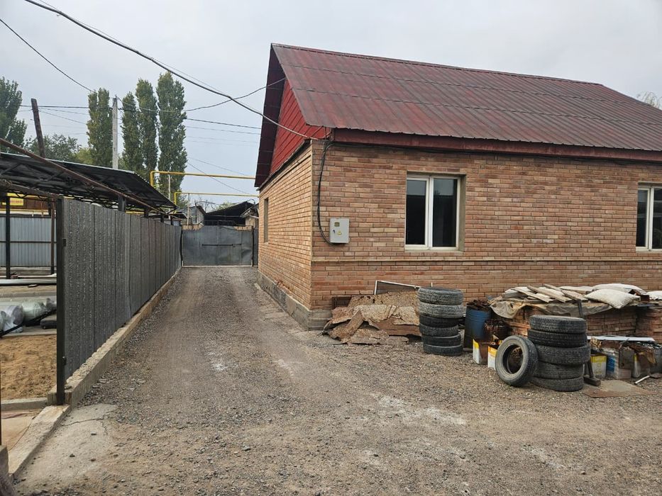 Дом с мебельным цехом