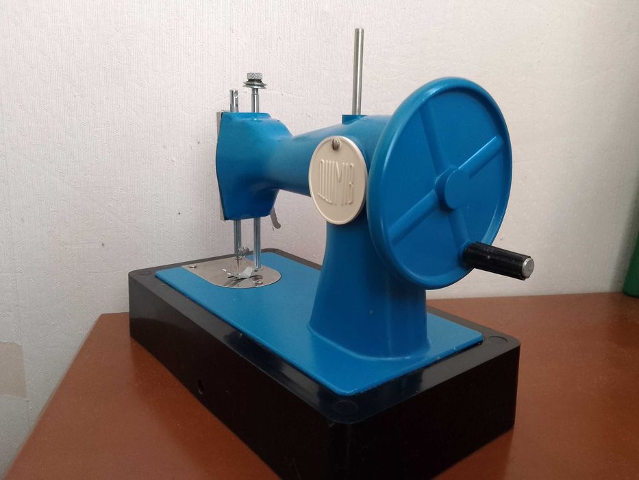 Малка ръчна шевна машина