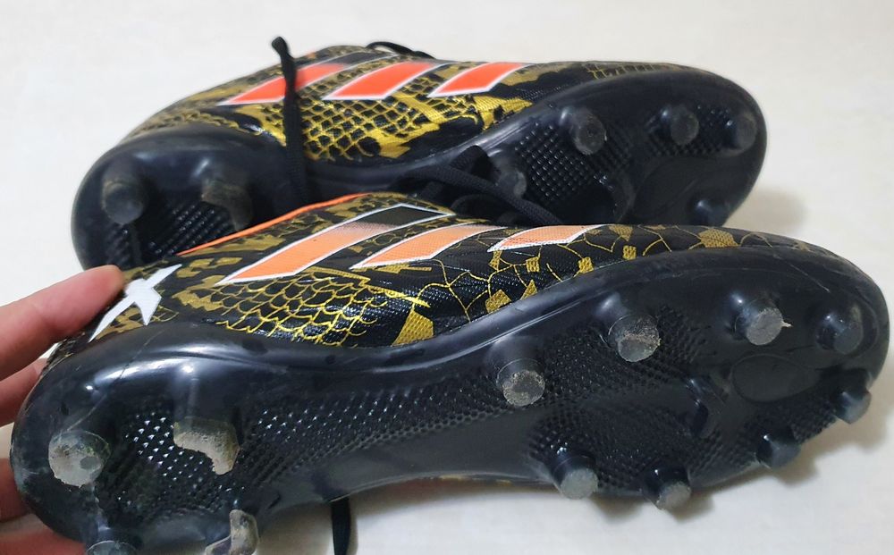 Бутсы для мальчиков оригинальные  в отличном состоянии