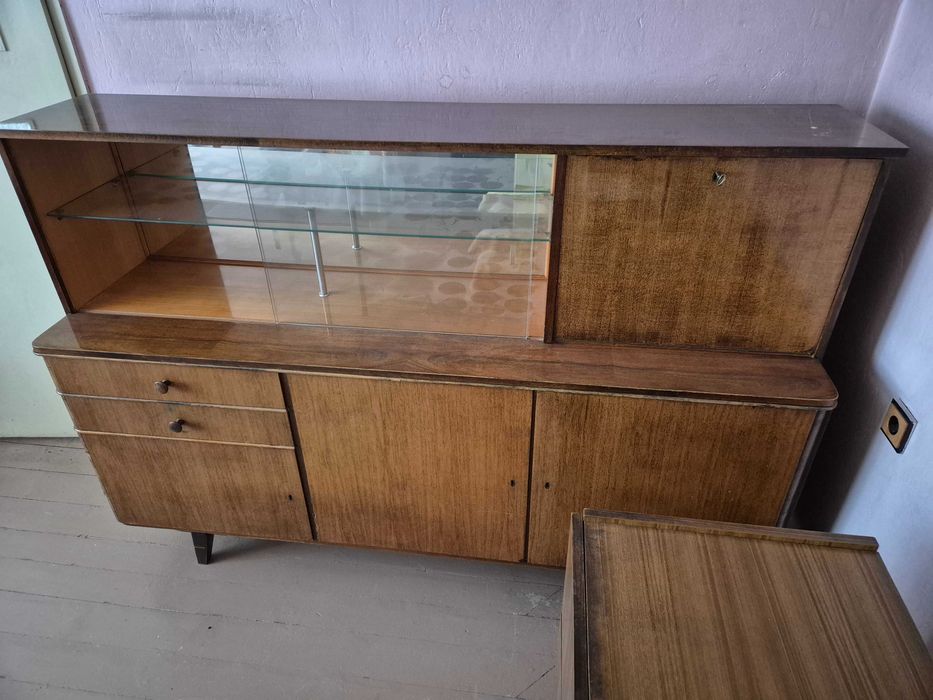 Голям дървен бюфет