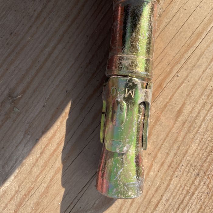 Продам анкер клиновой М20