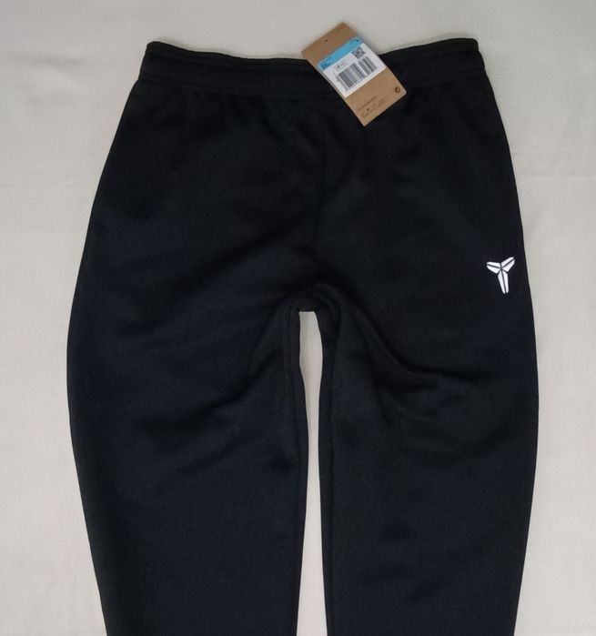 Nike Kobe Therma-FIT Pants оригинално долнище ръст 137-147см Найк Кобе черно долно Kobe Bryant