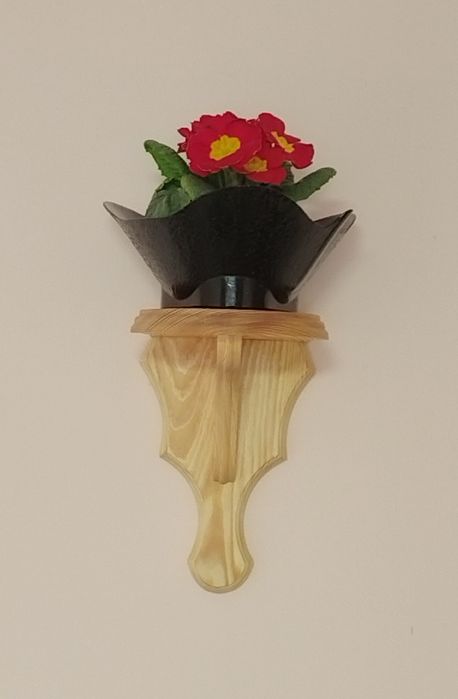 Цветарник /стенна поставка за цветя