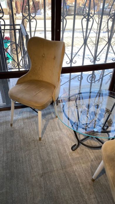 Продается журнальный столик со стульями