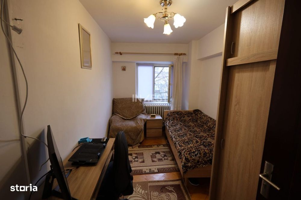 Apartament de vanzare, 4 camere, decomandat, zona Pacurari-Pizza Smile
