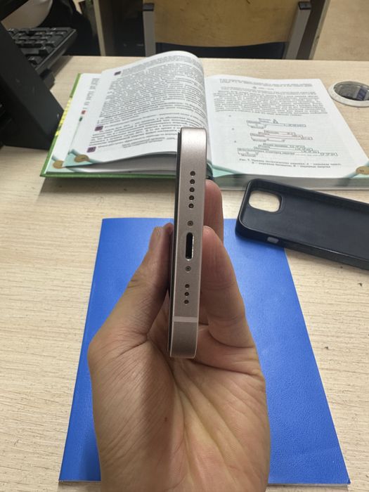 Продам Айфон 13