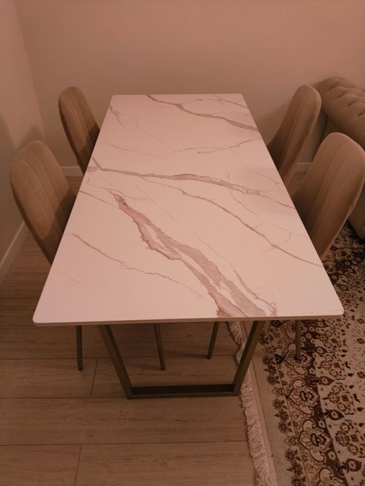 Срочно стол без стульев