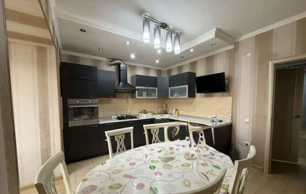 Продам 4х комн квартиру в центре Батыса