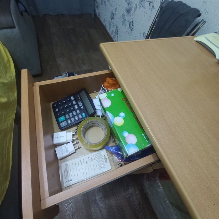 Стол письменный в хорошем состоянии