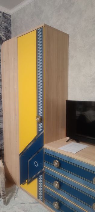 Большой детский шкаф со столом — отличное состояние