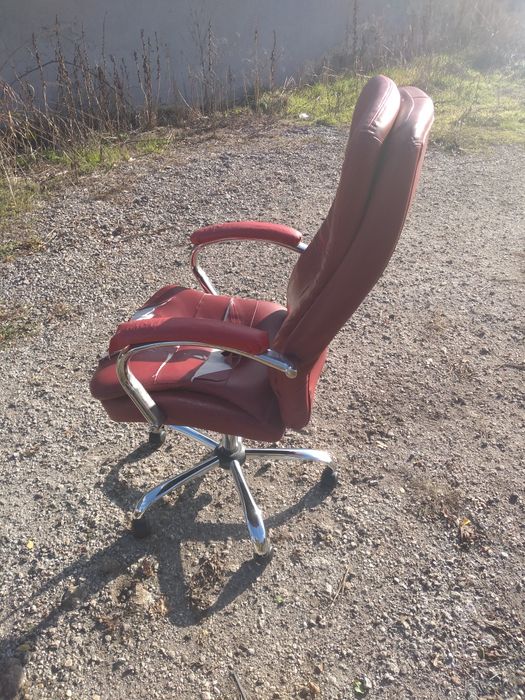 Голям удобен офис стол за претапицирание .