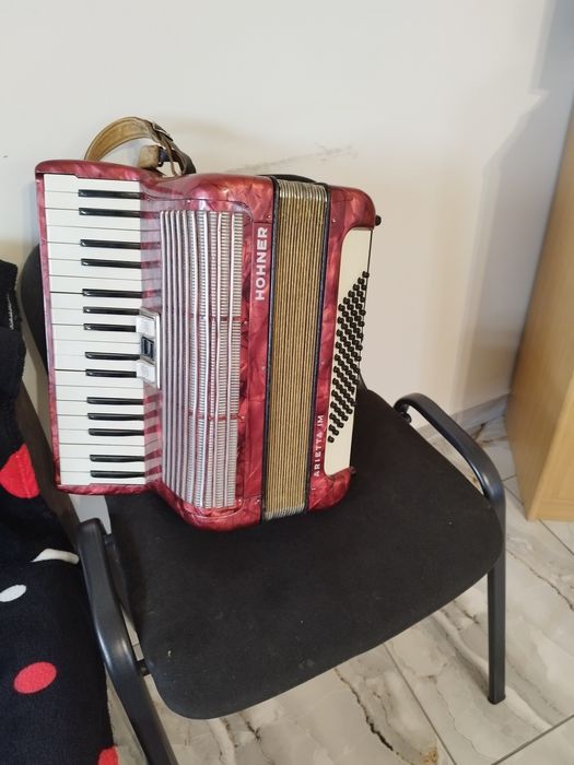 Vând acordeon hohner Hareta de 72 de bași
