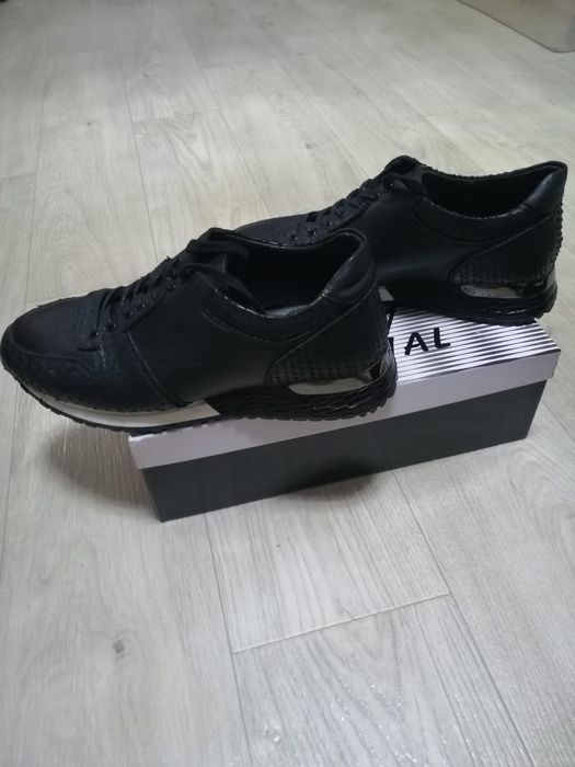 Продам демизизонные кожаные кроссовки