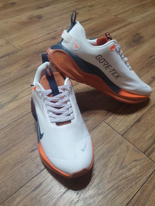 Vând adidasi nike react x