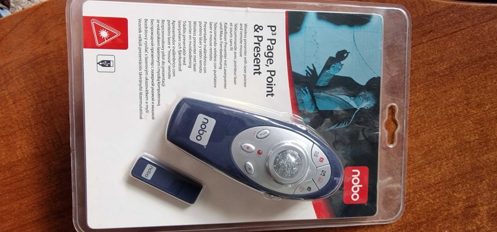 Presenter NOBO P3, cu laser, sigilat, deschide pagini
