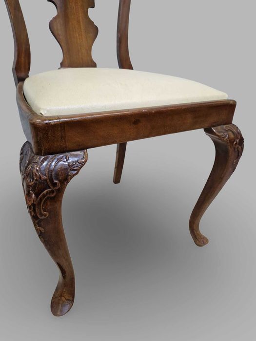 6 броя трапезни столове от масивен орех с кожена седалка