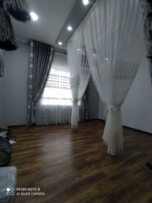 Srochna uy sotiladi Qibray Chinobod gilam bozor.