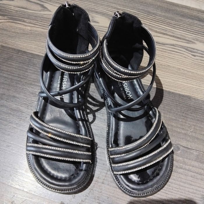 Продаю шикарные сандали