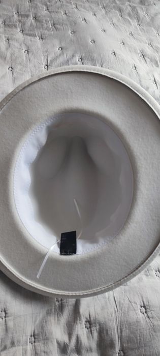 Pălărie alba cu accesorii detașabile