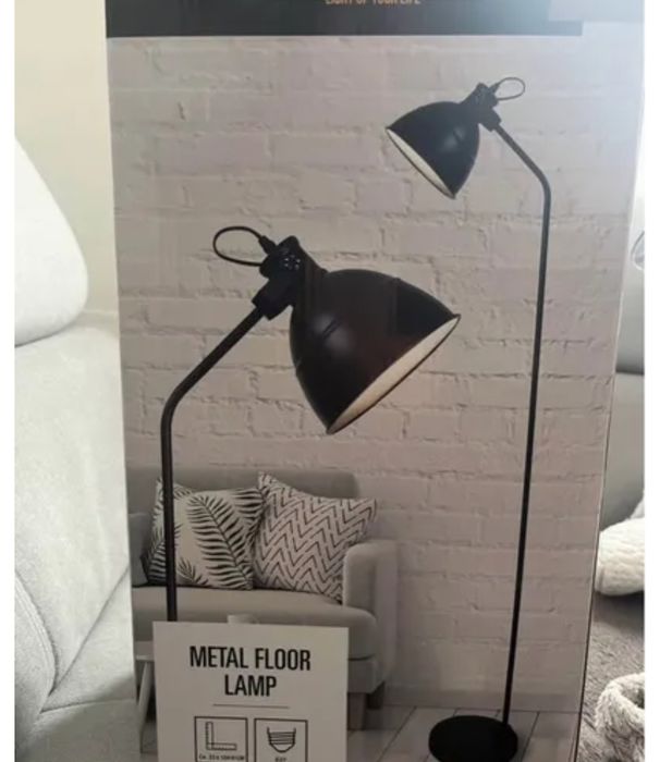 Висока нова подова лампа