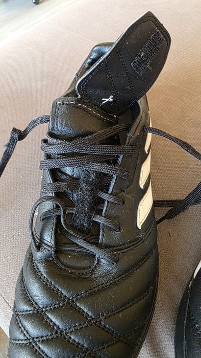 Футболни обувки Adidas - стоножки, естествената кожа