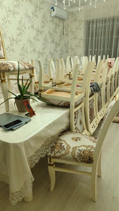 Стол с стульями идеальном состоянии