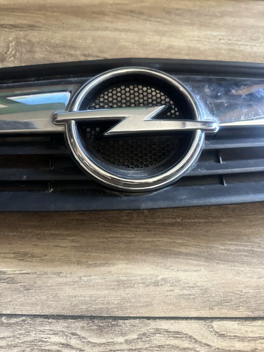 Предна решетка с емблема за Опел Мерива / Opel Meriva 2010