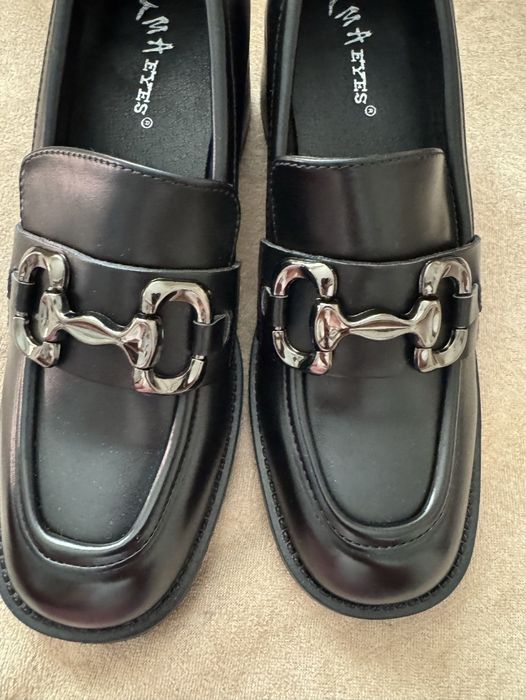 Дамски черни дантелени обувки и мокасини на ток