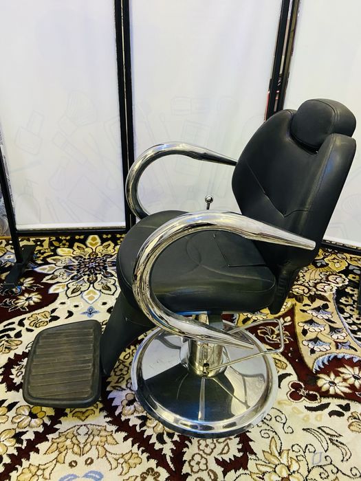 Дёшево срочно продаётся кресло парикмахера.