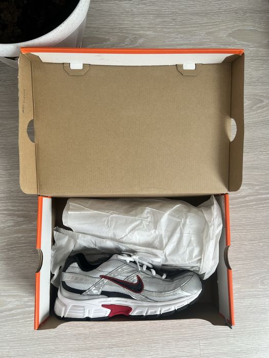 nike initiator metallic