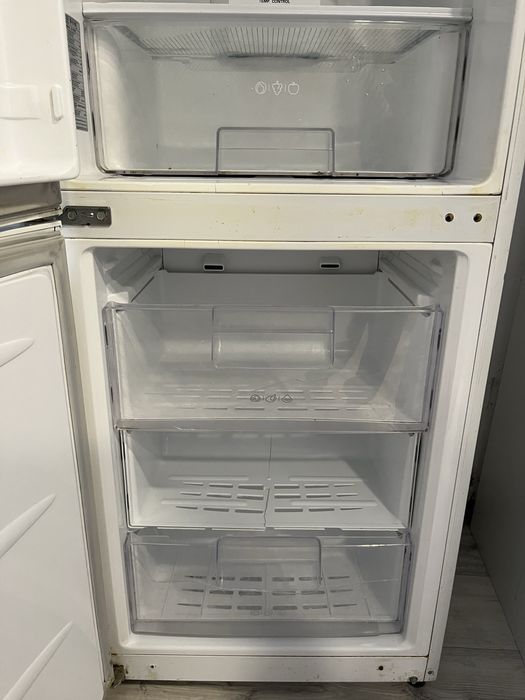 Холодильник LG, в рабочем состоянии.
