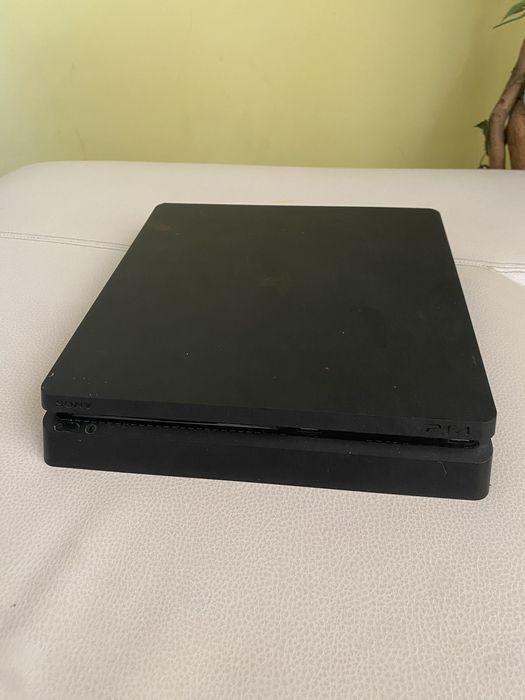 Ps4 slim 1TB     .