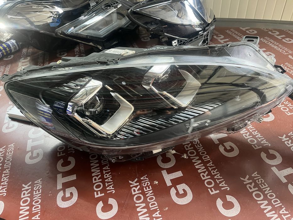 3 броя ляв и 2 броя десен фар Ford Kuga 2021-