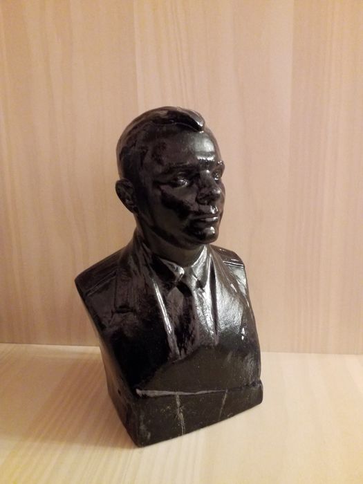 Продам статуэтку Гагарина