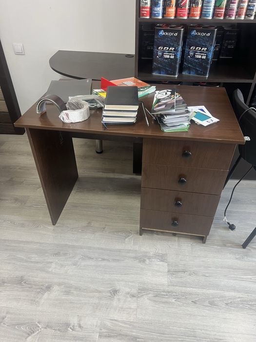 Два стола офисных