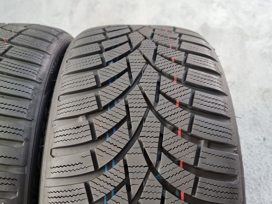 215/40/16 Toyo 4Броя: 330лв 7.5мм като Нови