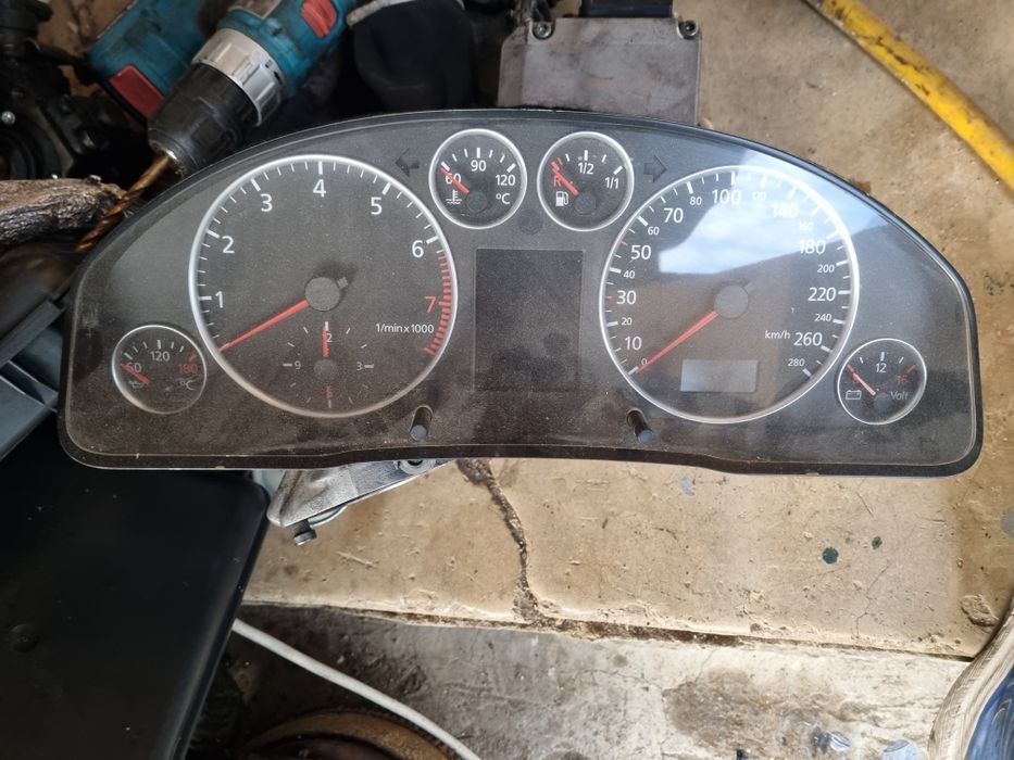 Километраж за Ауди А6 Ц5 2.7 битурбо бензин 2000г