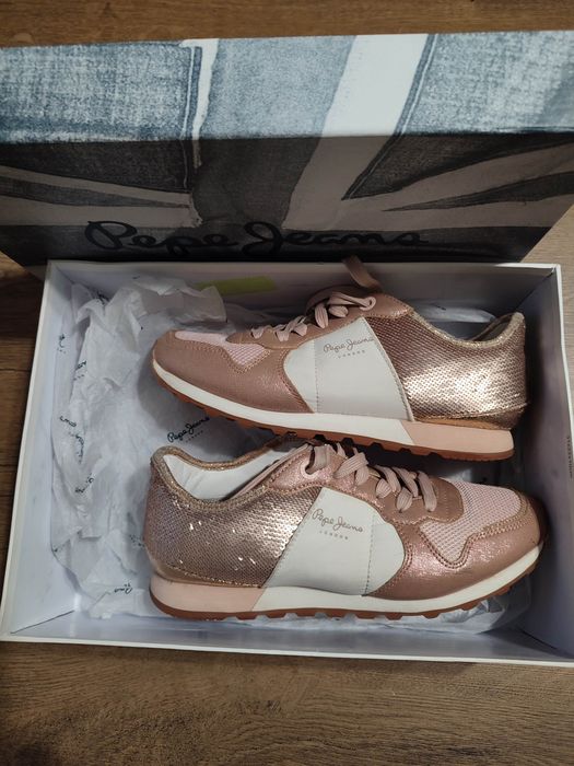 Дамски маратонки Pepe Jeans обувани два пъти целите със златни паети.