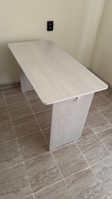 Парта белая …………