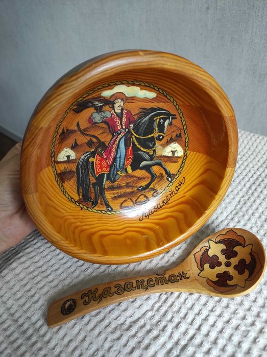 Деревянное блюдце с ложкой