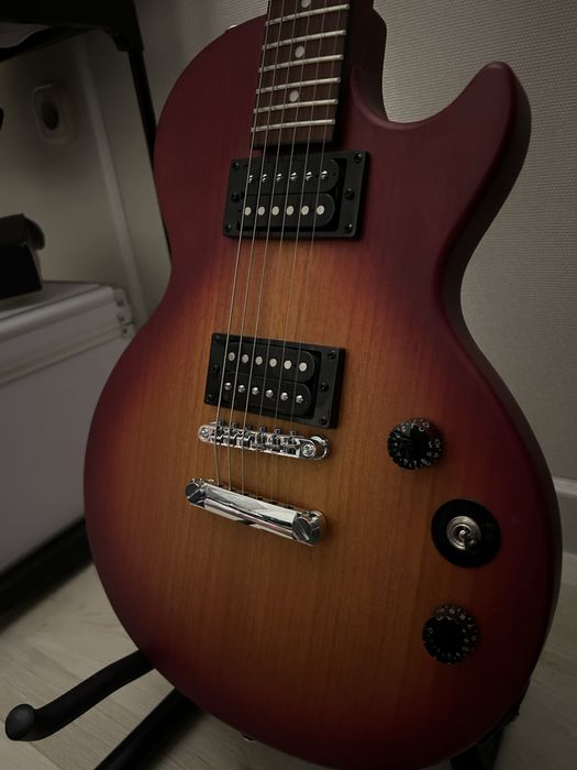 Продам электрогитару новая