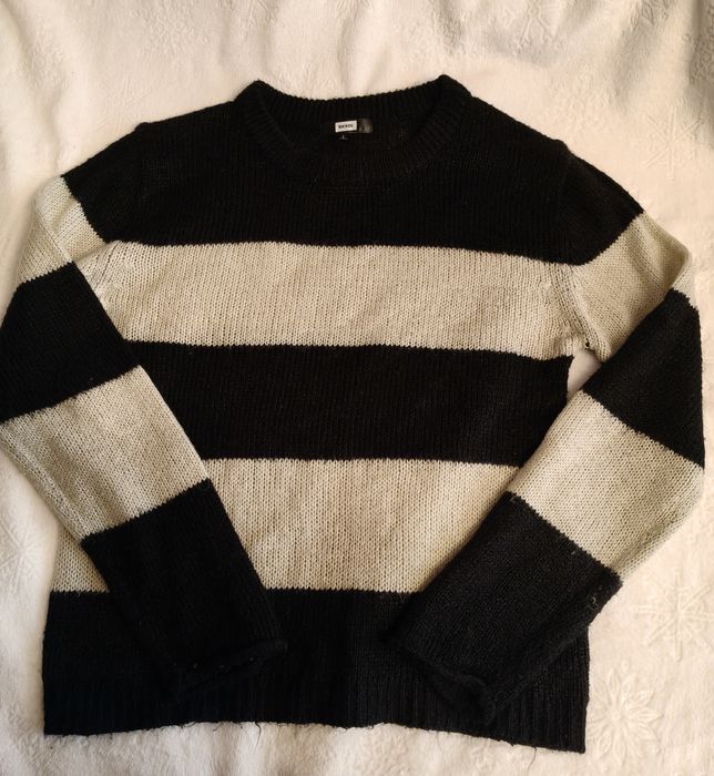 Раиран черно бял пуловер BikBok