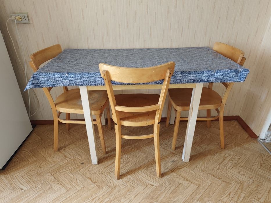Продам стол и три стула