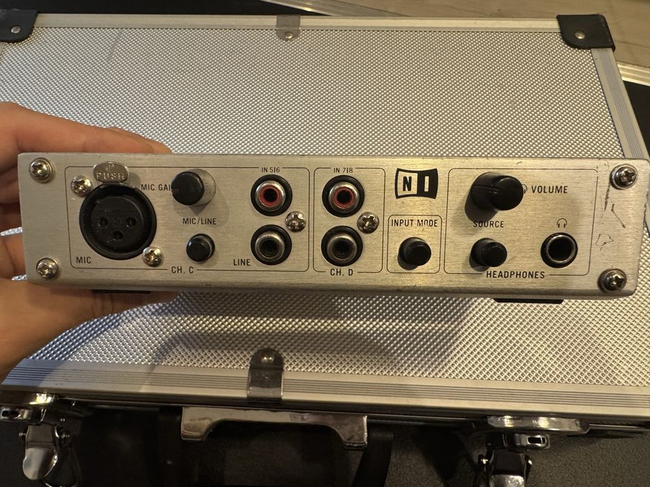 Native Instruments Audio 8 DJ interfata audio placa audio